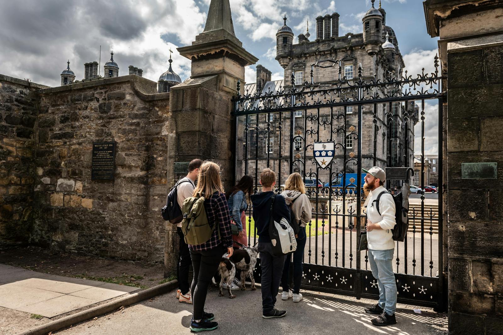 Navštěvníci před Edinburským hradem