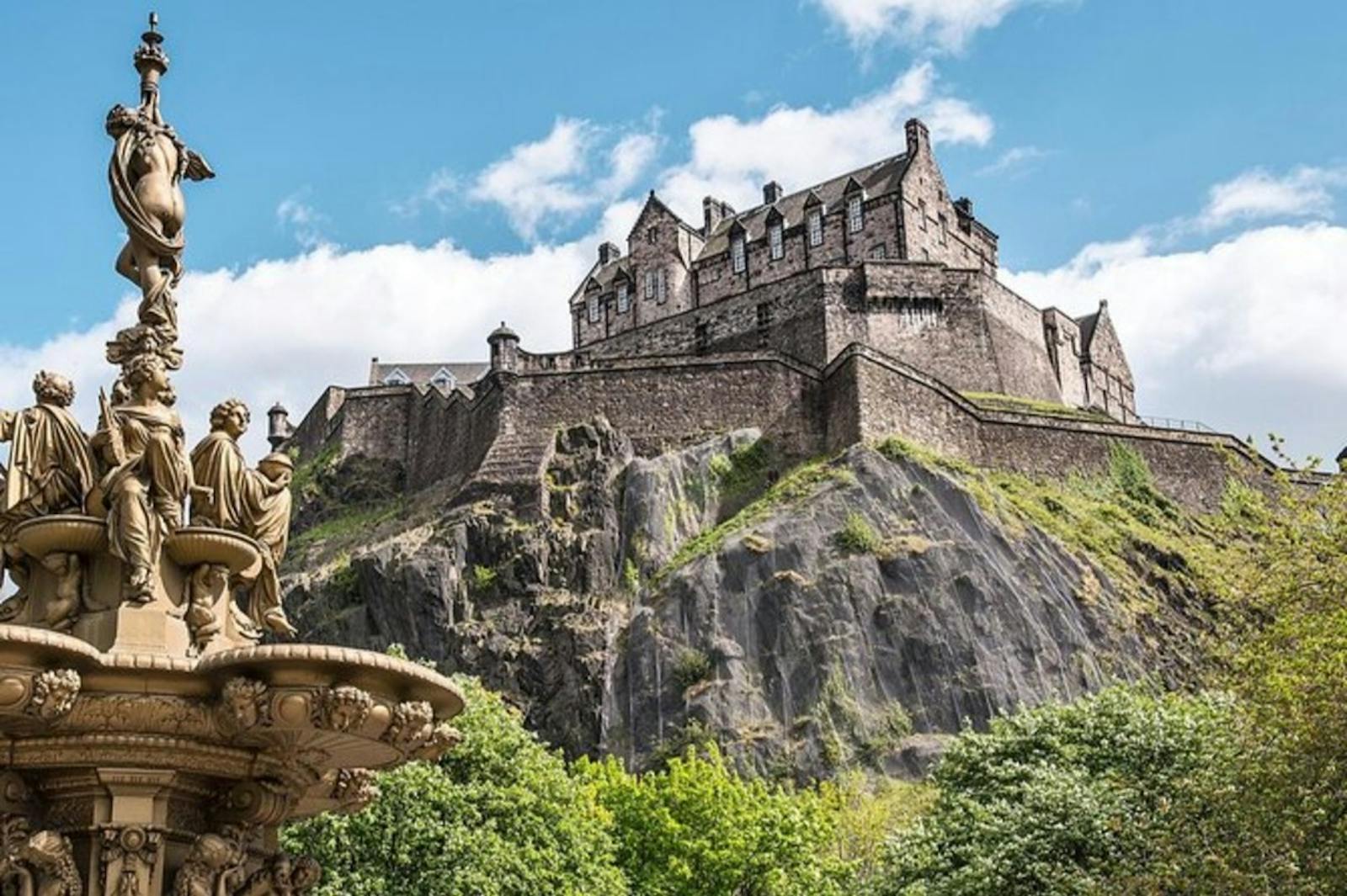 Lav vinkel på Edinburgh Castle og dens statue