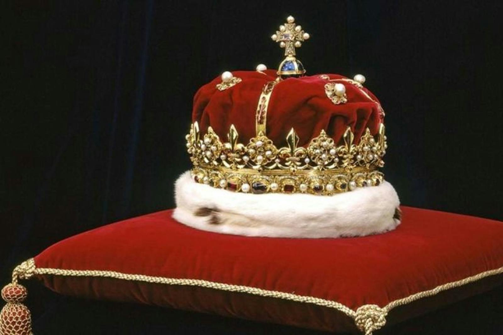 La couronne royale sur un coussin rouge