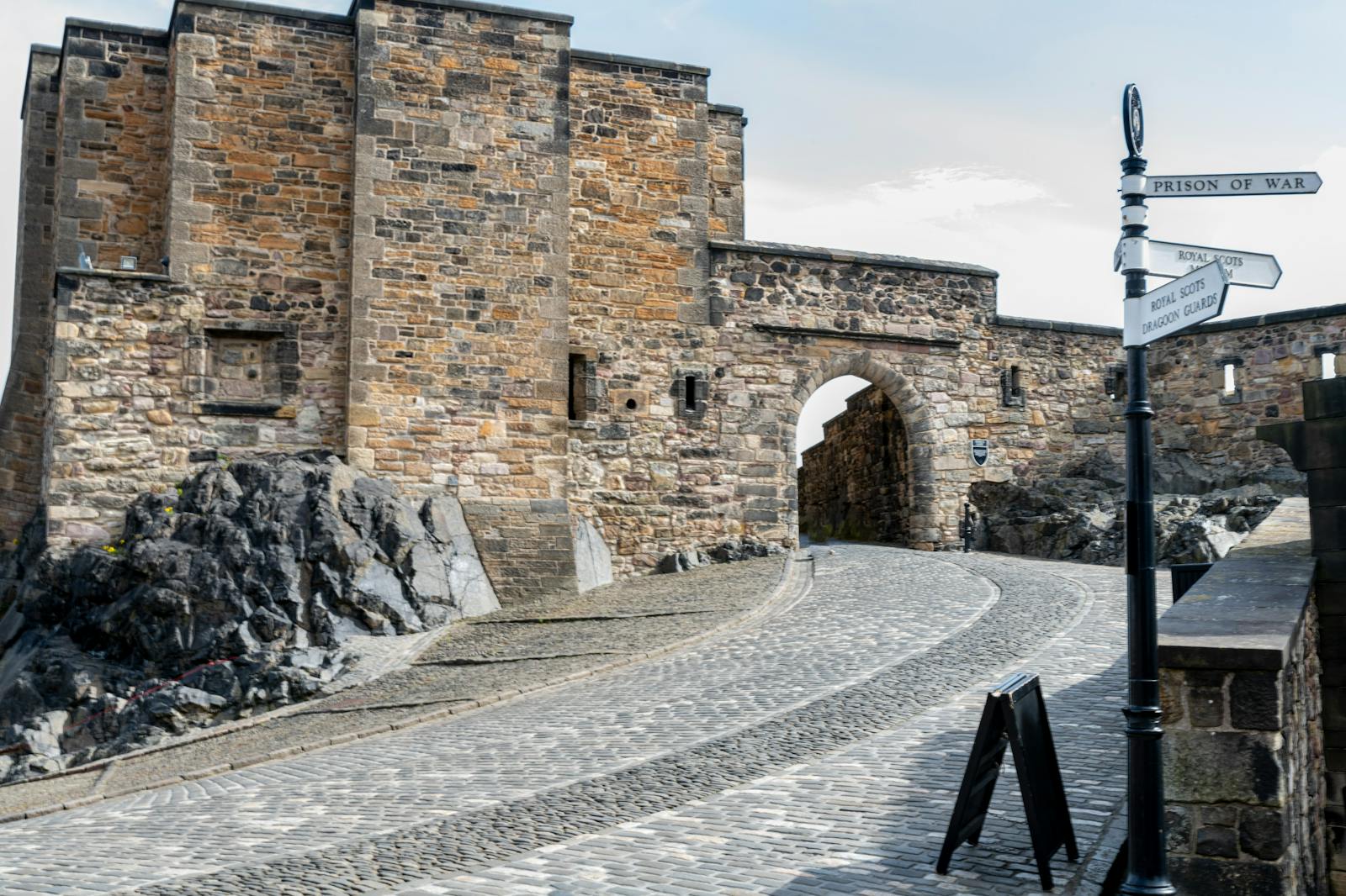 Il Castello di Edimburgo visto dall'ingresso lastricato
