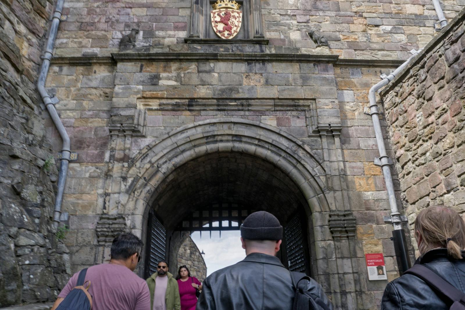 Visitatori davanti alla porta del Castello di Edimburgo