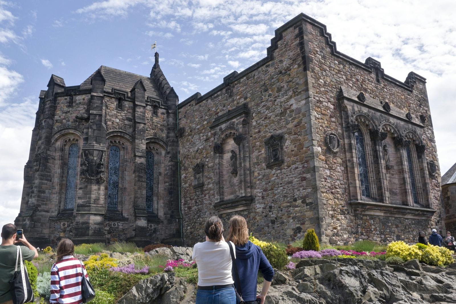 Vista dal basso della facciata del Castello di Edimburgo