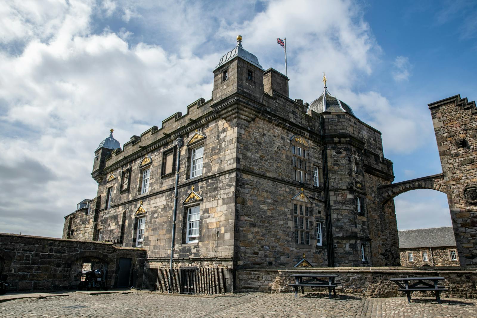 O Castelo de Edimburgo visto de baixo para cima
