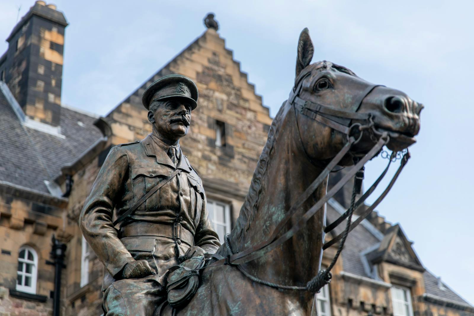 Estatua equestre diante do Castelo de Edimburgo