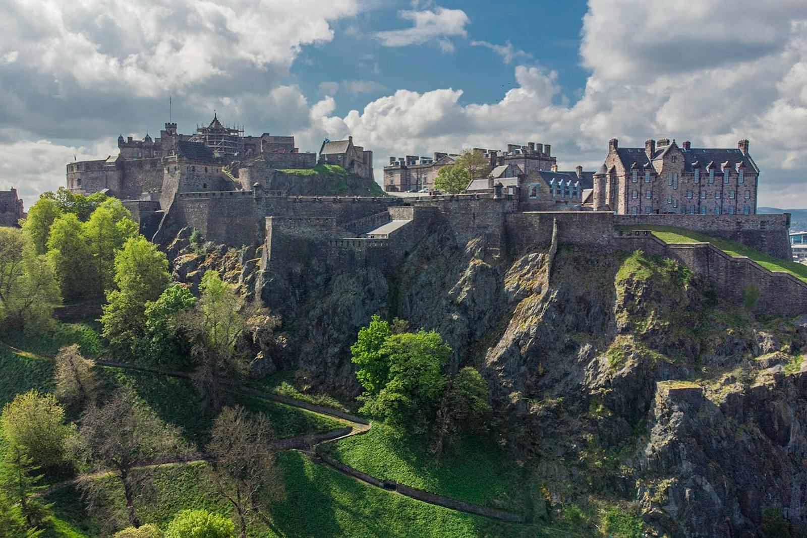 Vista aérea do Castelo de Edimburgo sobre seu penhasco